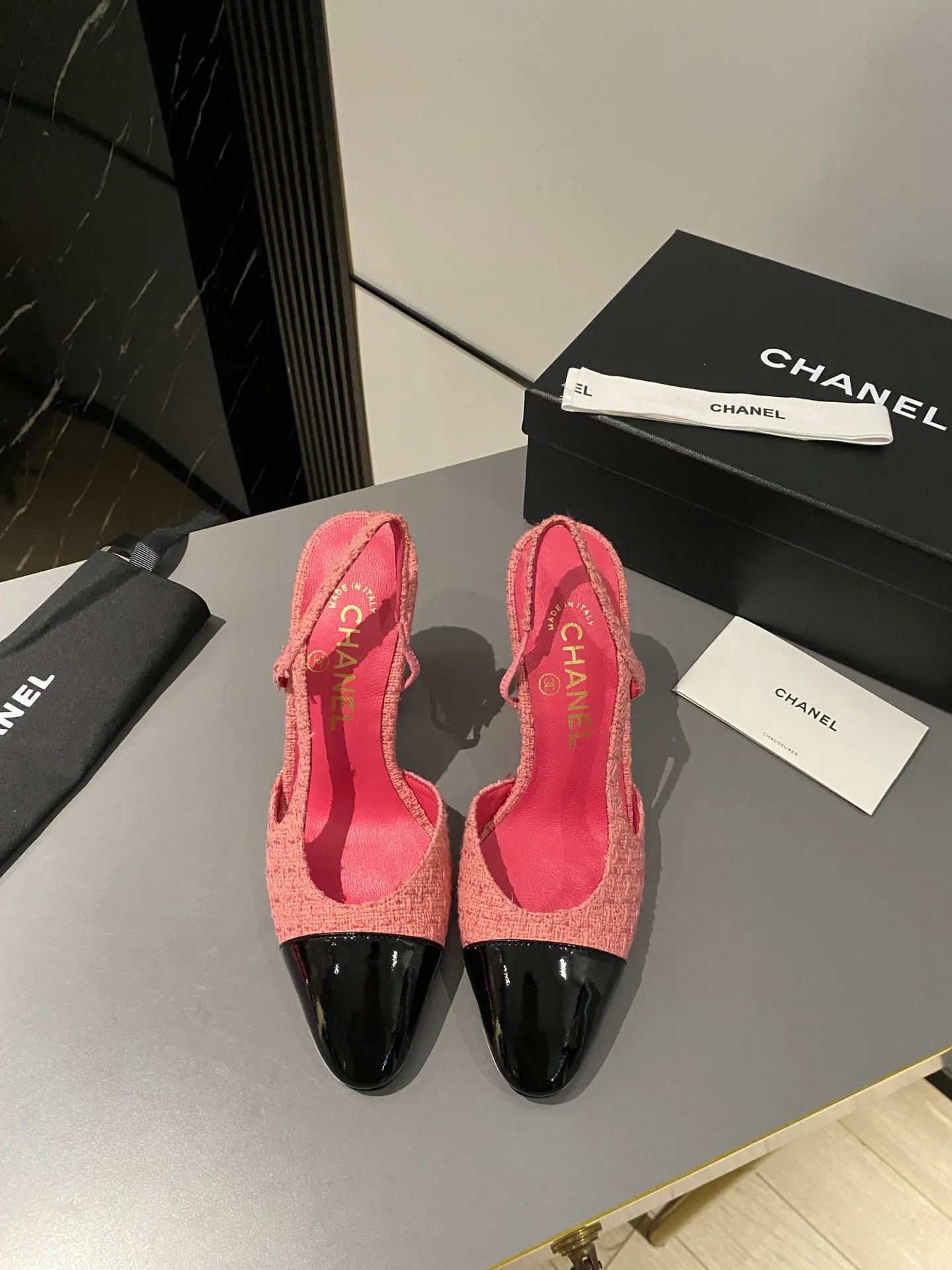👟👟Ex-factory price 520👟👟 Purchase grade, high-heeled version, Chanel classic slingback sandals. We have been making this model for the past few years. This year, we will re-purchase the version and make a detailed copy again. I found that the upper lines and body comfort of the new version have been slightly adjusted! The brand won't say anything because the overall appearance difference is not big and it doesn't affect wearing. All colors now produced are produced according to the latest styles! What you buy is the latest classic model from the counter, made of imported mixed sheepskin surface material, imported mixed sheepskin, and Italian imported cowhide leather soles! High heels 9.5cm Size: 35-39 Other sizes can be customized (customized sizes 34, 40, 41, 42, 43 are non-refundable and non-exchangeable)